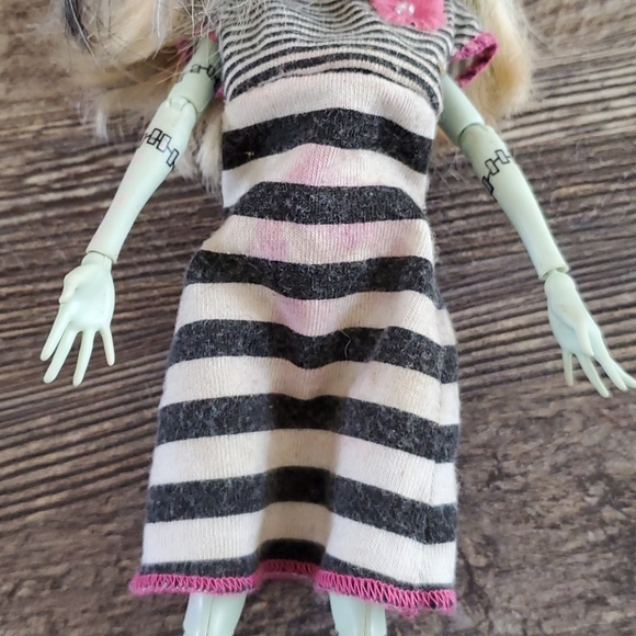 Bundle Lot of 7 Monster High dolls, clothes, shoes used - Picture 7 of 10